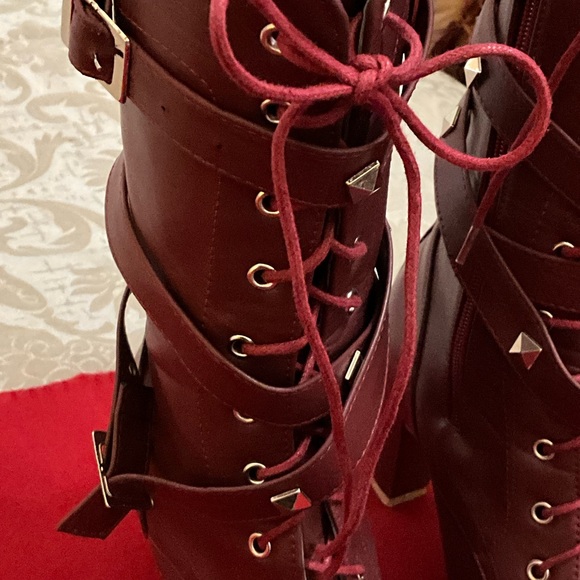 Stylish Buckles Soft Burgundy Lace-Up Boots sz. 7.5 - Picture 3 of 10